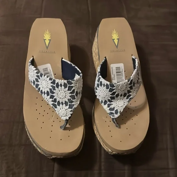 *NWT Volatile, size 8, blue and white - Picture 1 of 8
